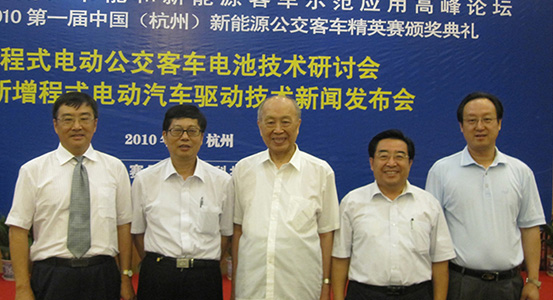 集團董事長、總裁程清豐在參加中國節(jié)能和新能源客車示范應用高峰論壇期間與行業(yè)專家和合作伙伴合影